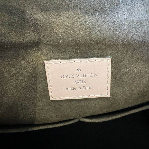 LOUIS VUITTON Epi Cluny MM Rose Ballerine - Picture 12 of 13